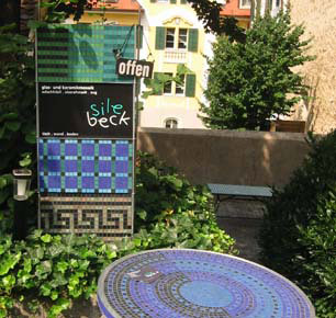 Mosaiktische bei Sile Beck in Zug. Verwendungszweck als Bistrotisch, Balkontisch, Gartentisch oder Terrassentisch